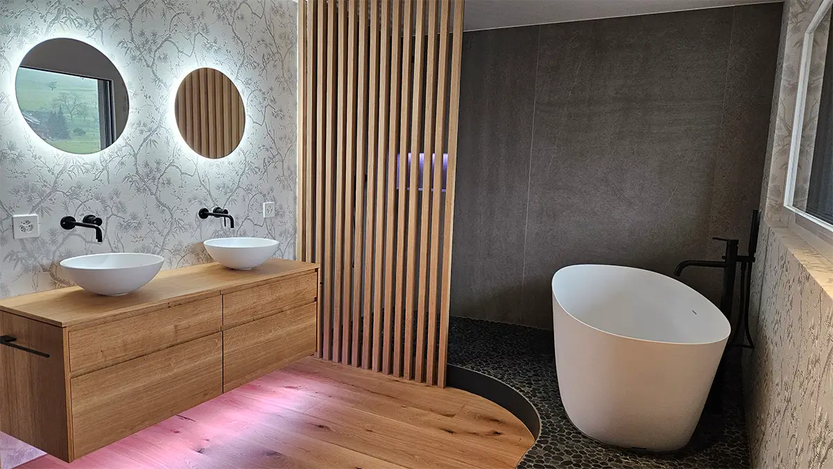 Von JOHN Haustechnik realisiertes Badezimmer mit freistehender Badewanne und Holzelementen