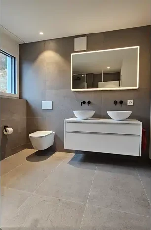 Realisiertes Badezimmer mit Dusche